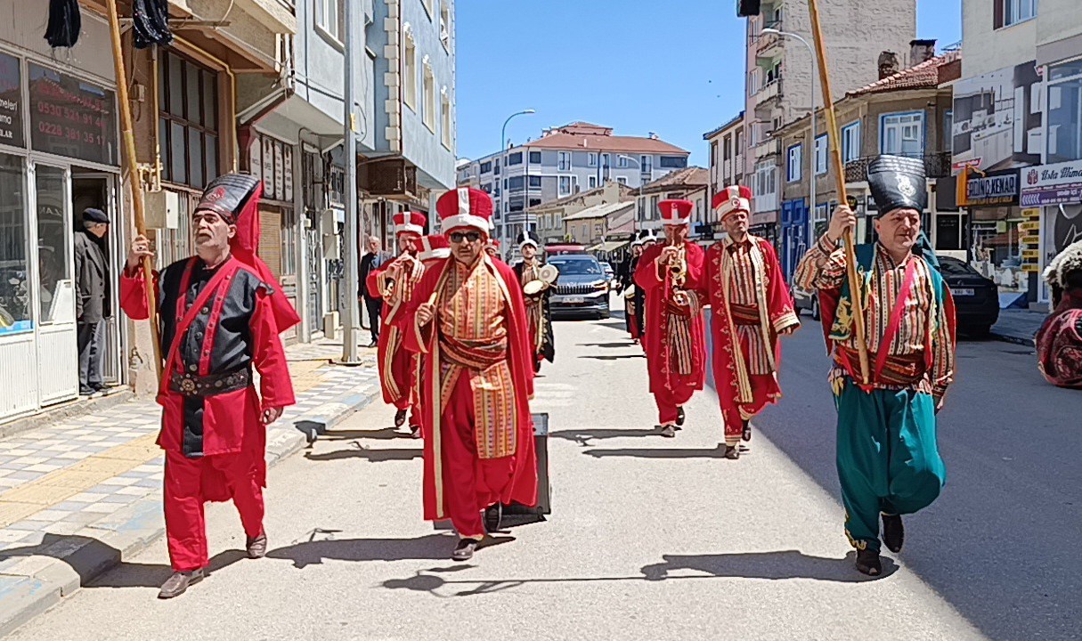 ak partili belediyeden chpli vekillere mehterli gonderme 1 RuKbCZng