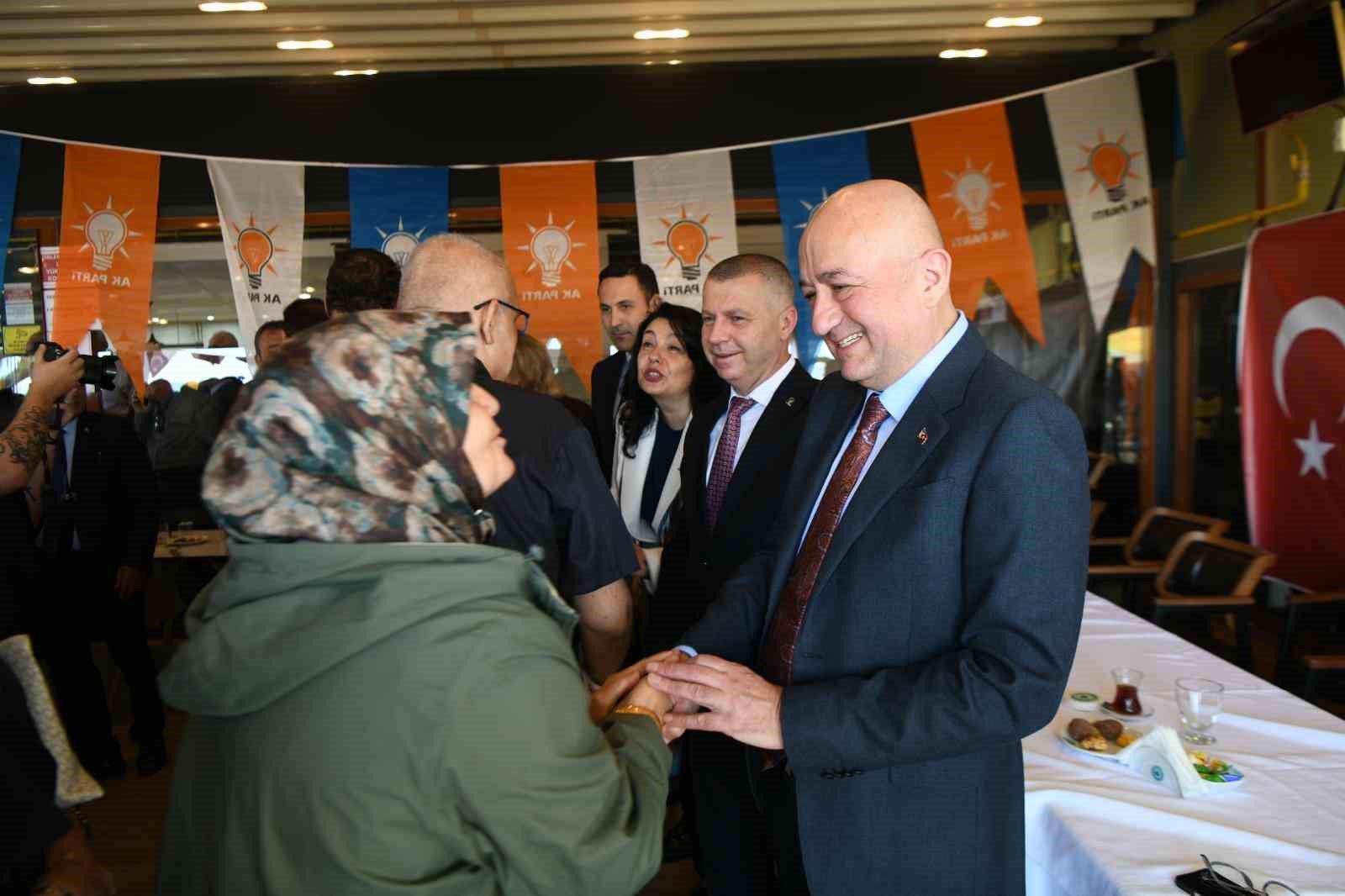 ak partili gider cumhuriyet halk partisi ataturkten ayrildigi gunden beri kavgayla gurultuyle hirsizlikla yolsuzlukla