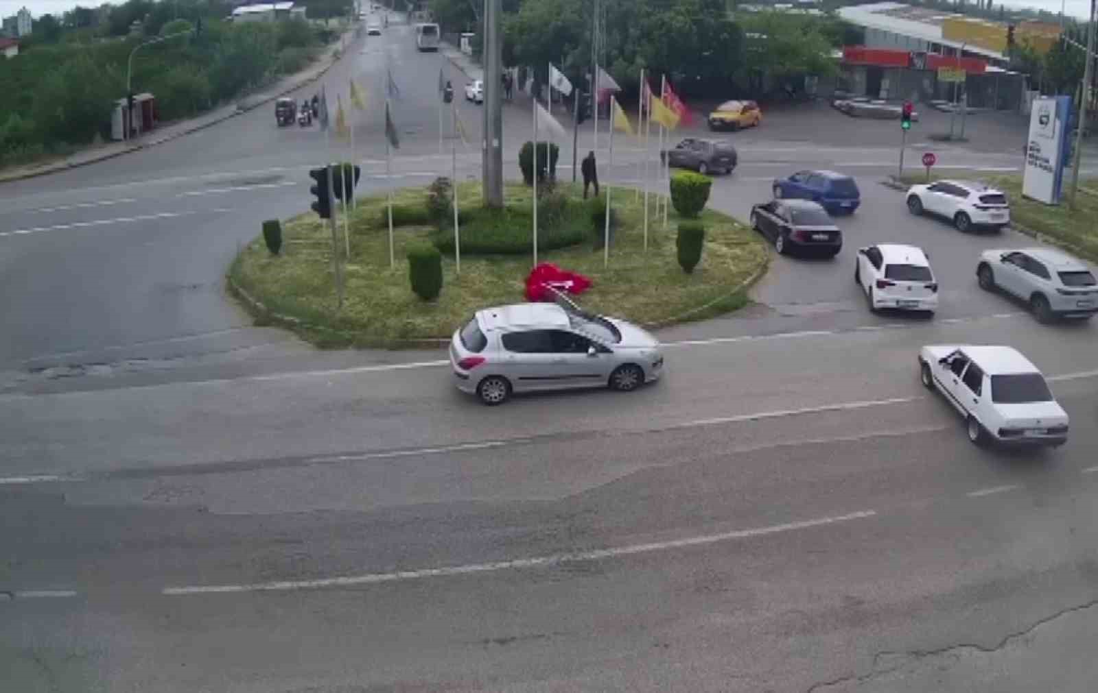 Akan trafiğe rağmen 1 dakika içerisinde Türk bayrağını yerden kaldırdılar 6 akan trafige ragmen 1 dakika icerisinde turk bayragini yerden kaldirdilar 2 SQ8SMjnf