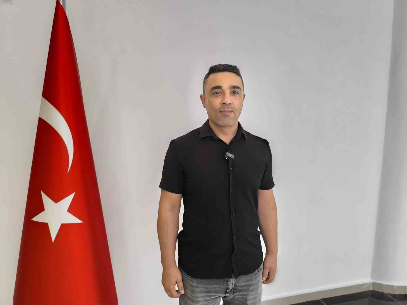 Akan trafiğe rağmen 1 dakika içerisinde Türk bayrağını yerden kaldırdılar 7 akan trafige ragmen 1 dakika icerisinde turk bayragini yerden kaldirdilar 3 MZJT4TZ4