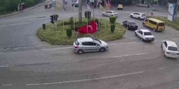 akan-trafige-ragmen-1-dakika-icerisinde-turk-bayragini-yerden-kaldirdilar-iFs3Muqb.jpg