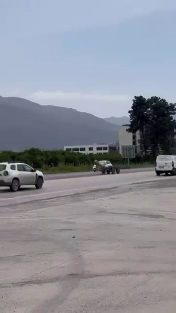 akan trafikte panik anlari kacak at pistte yarisircasina ilerledi 1 VBPsiT4P