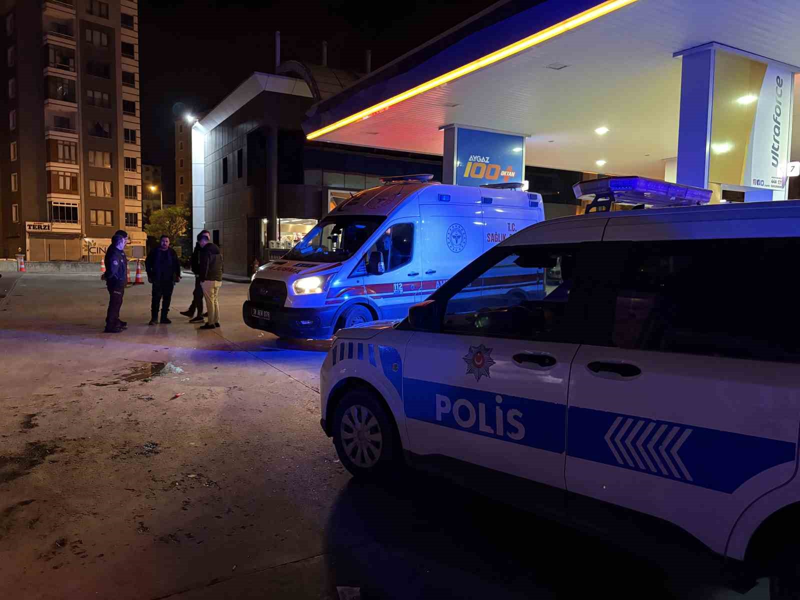 Akaryakıt istasyonun da bıçaklı kavga: 1 ölü, 2 yaralı 6 akaryakit istasyonun da bicakli kavga 1 olu 2 yarali 2 hUMeO3aG