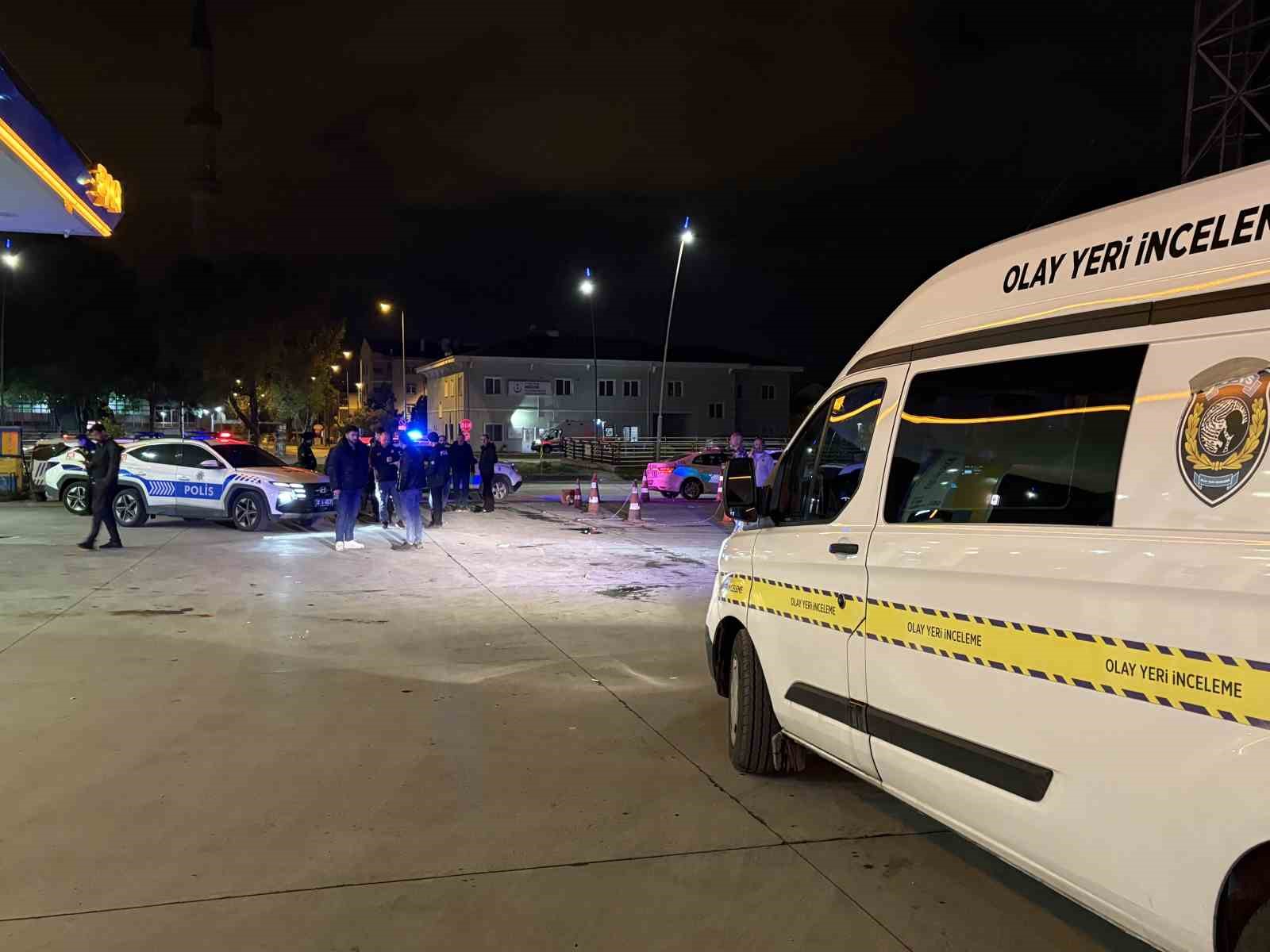 Akaryakıt istasyonun da bıçaklı kavga: 1 ölü, 2 yaralı 8 akaryakit istasyonun da bicakli kavga 1 olu 2 yarali 4 YTsyaQQu