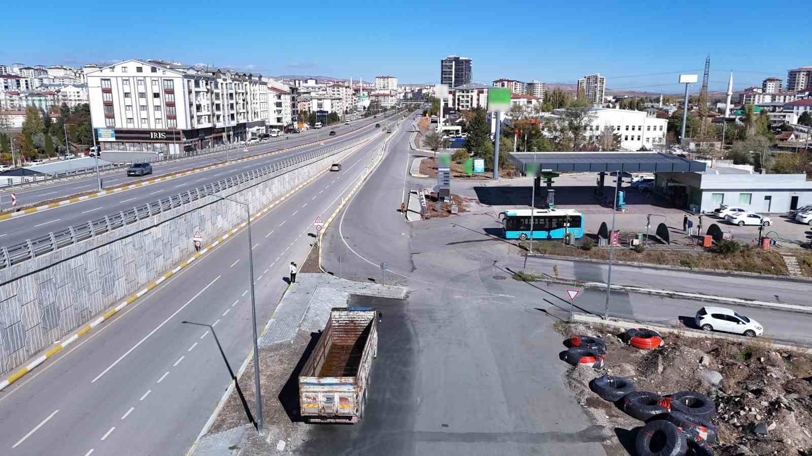 akaryakit istasyonuna giden yollar kapatildi isletmecisi ucan arabalar istedi 3