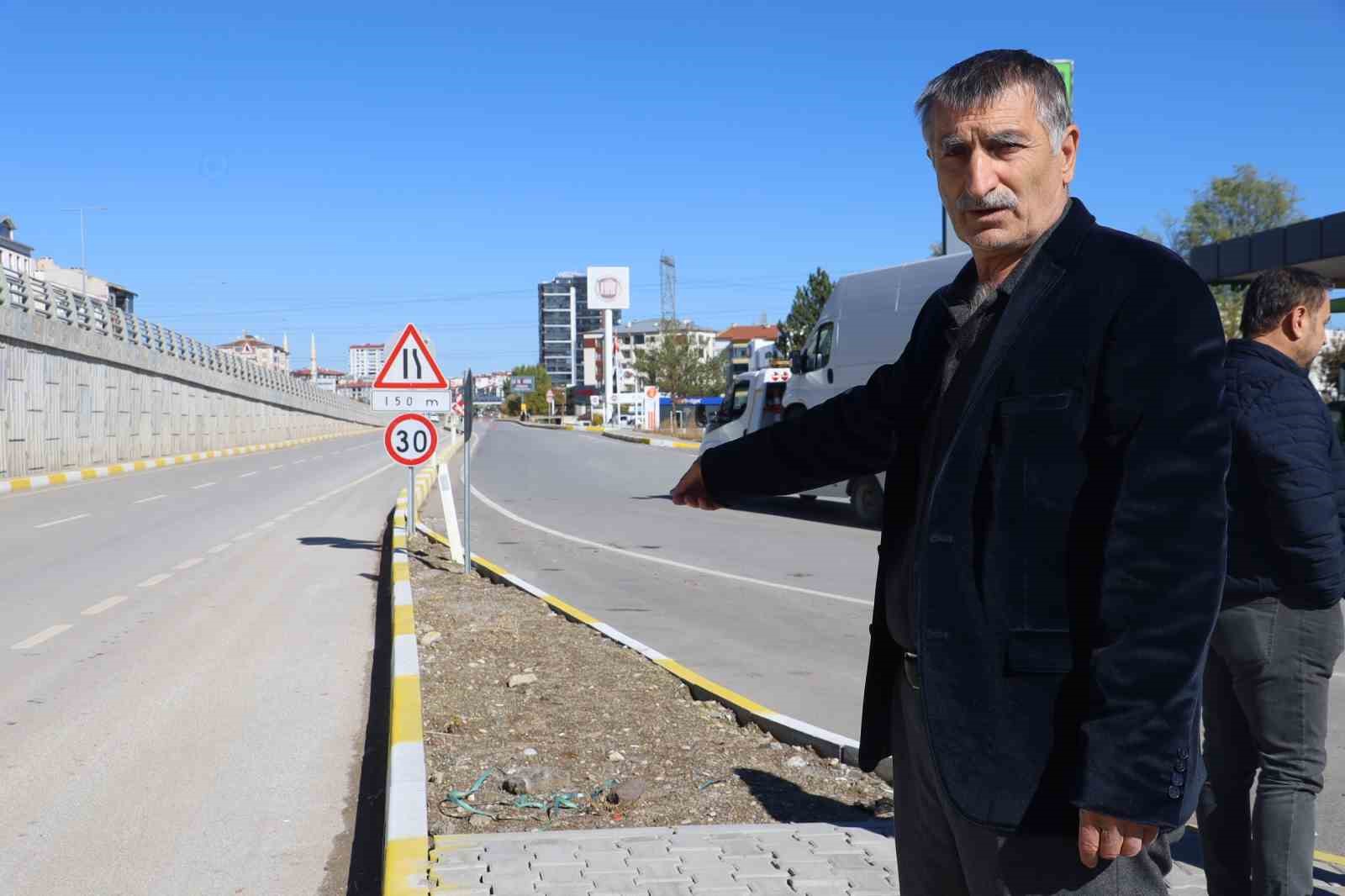 akaryakit istasyonuna giden yollar kapatildi isletmecisi ucan arabalar istedi 6