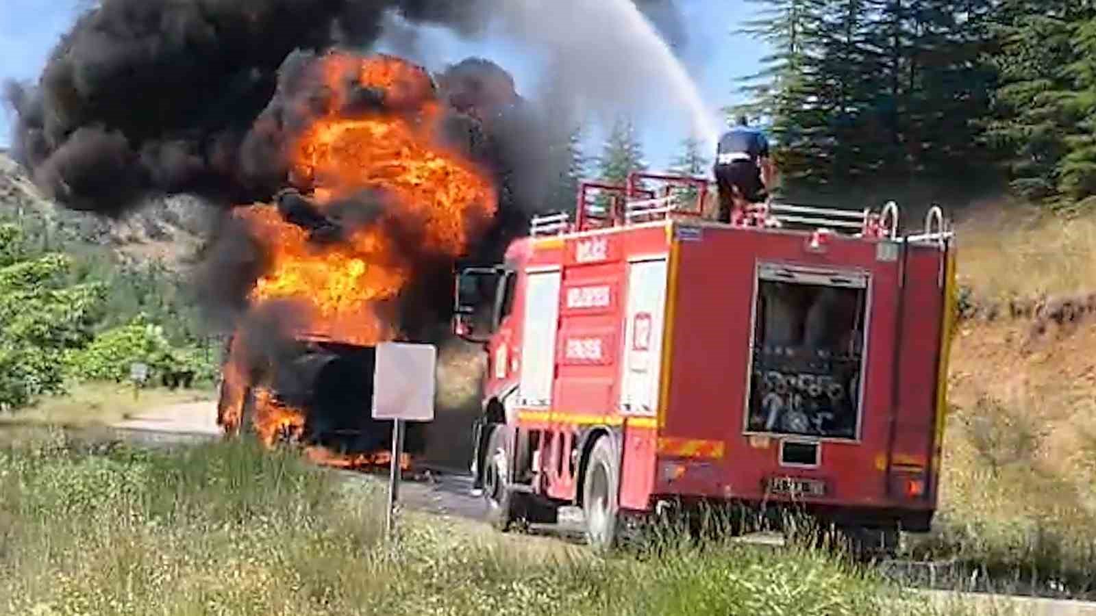Akaryakıt tankeri alev topuna döndü: Yangın ormana sıçramadan söndürüldü 4 akaryakit tankeri alev topuna dondu yangin ormana sicramadan sonduruldu 0 k3G7ksud