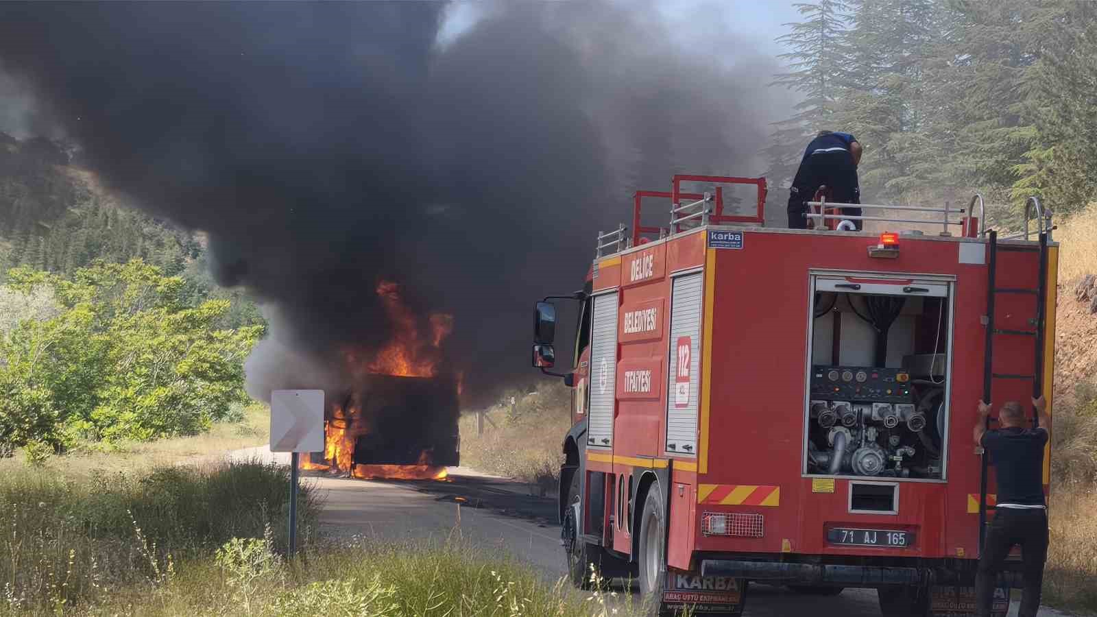 Akaryakıt tankeri alev topuna döndü: Yangın ormana sıçramadan söndürüldü 6 akaryakit tankeri alev topuna dondu yangin ormana sicramadan sonduruldu 2 iSALf2BI