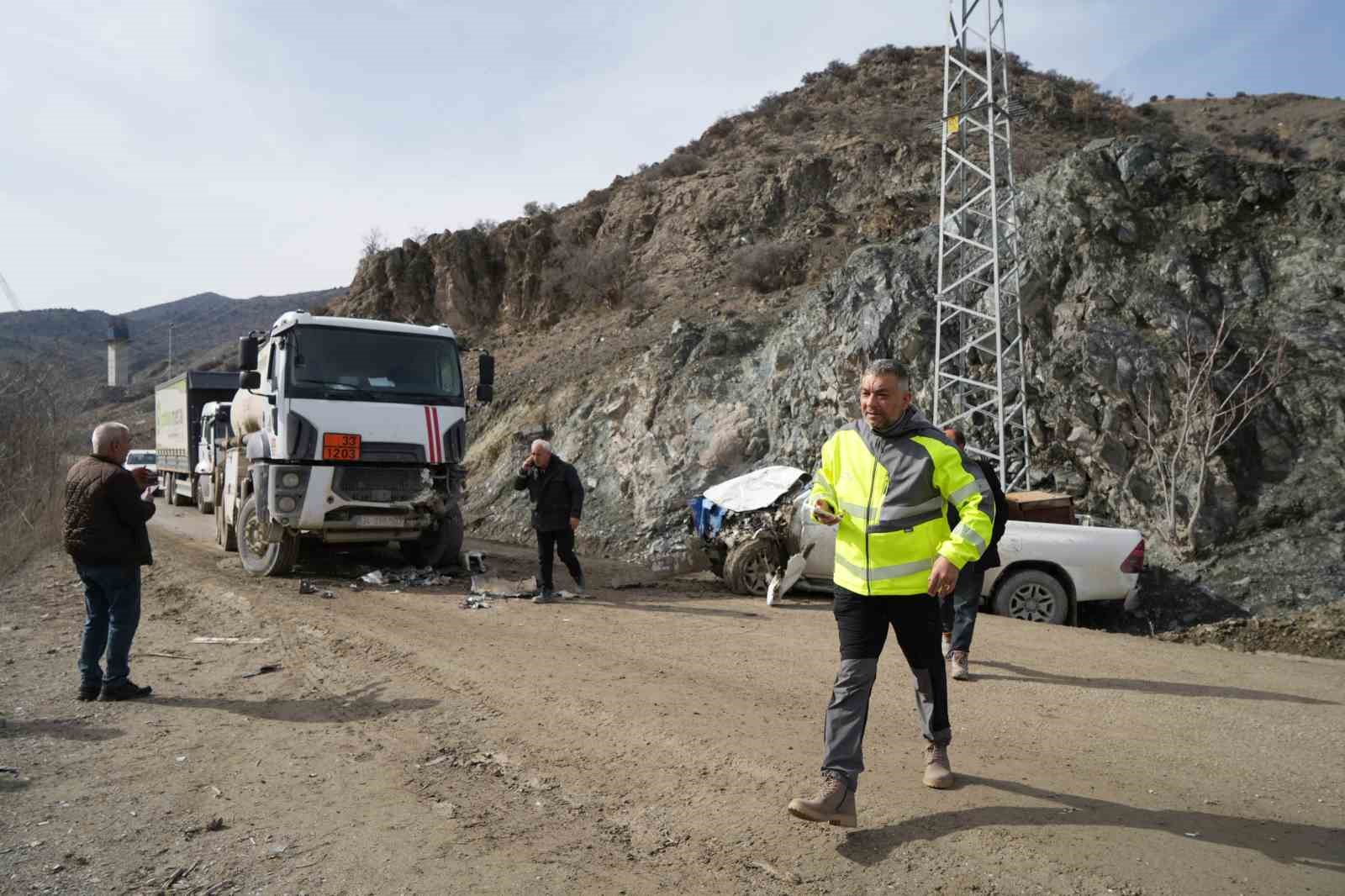 akaryakit tankeri ile carpisan kamyonet hurdaya dondu 3 yarali 2 EfYcIg3D