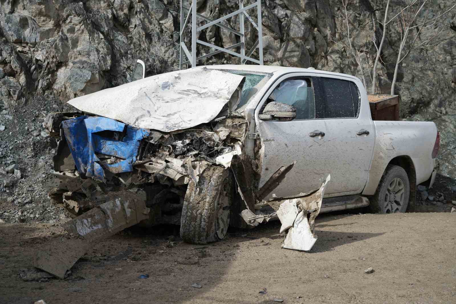 akaryakit tankeri ile carpisan kamyonet hurdaya dondu 3 yarali 3 M1Rf5iF2