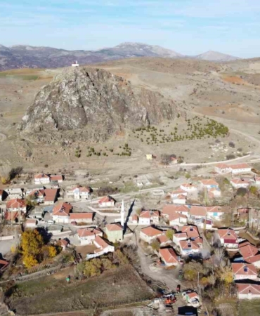 akcakale-su-kuyusu-ve-kus-bakisi-manzarasiyla-turist-cekiyor-apg8sS1O.jpg