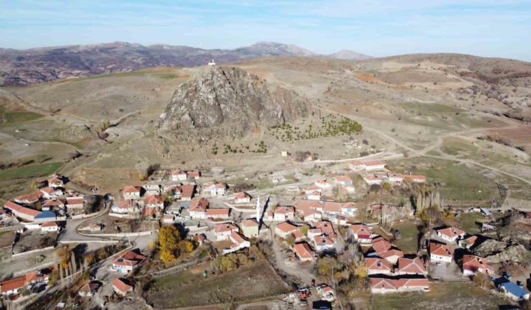 akcakale-su-kuyusu-ve-kus-bakisi-manzarasiyla-turist-cekiyor-apg8sS1O.jpg