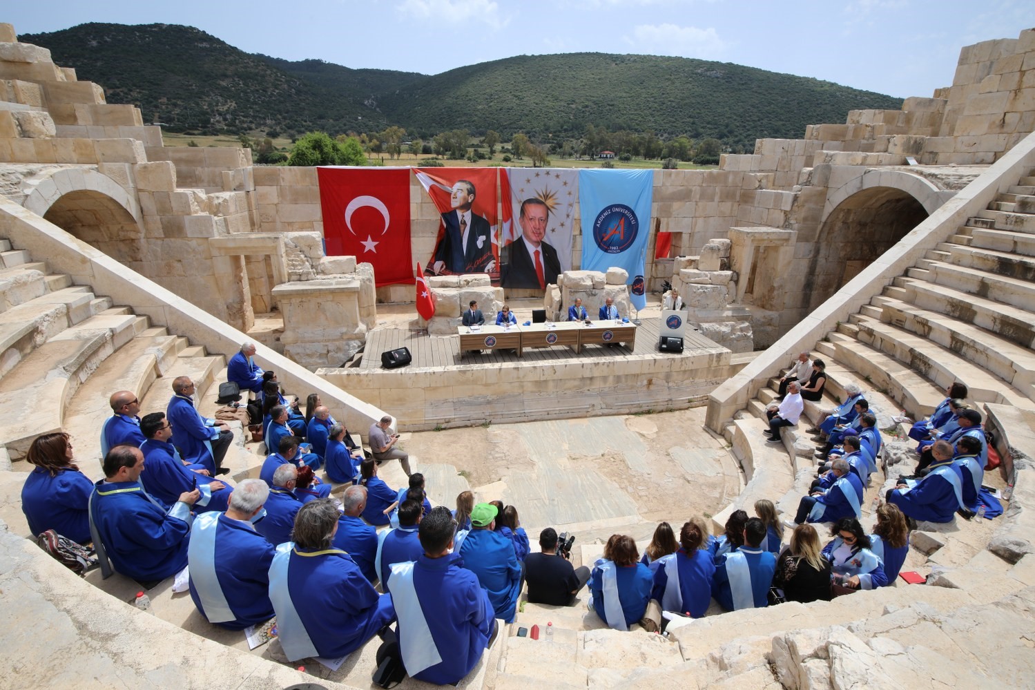 akdeniz universitesi senatosu antik dunyanin binlerce yil oncesindeki meclisinde toplandi 4 6GvDLcVl