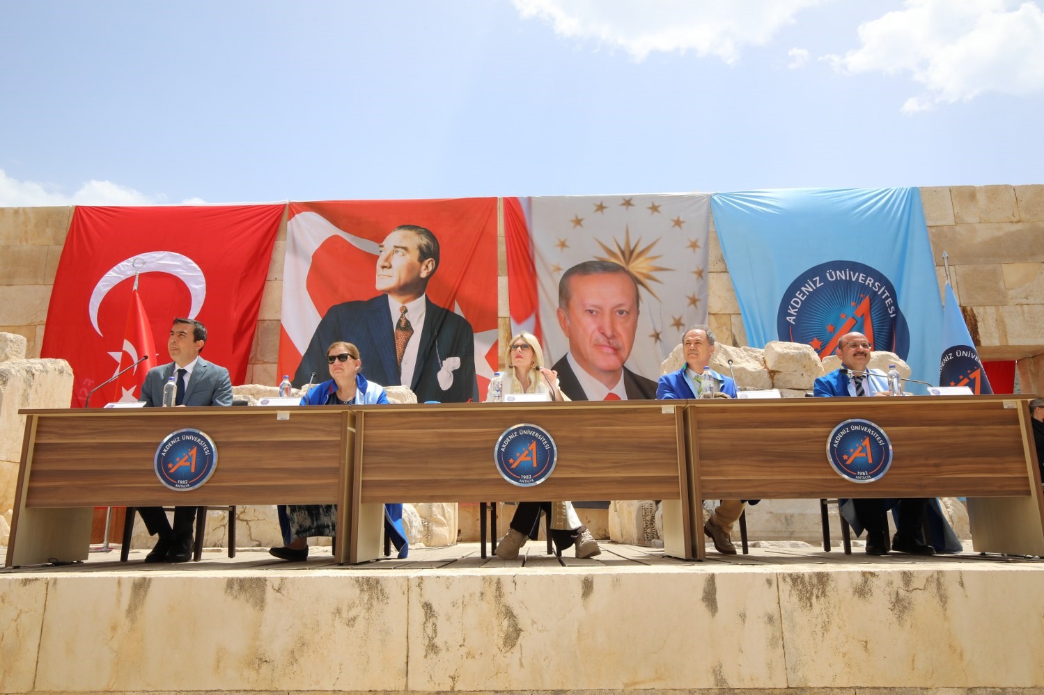 akdeniz universitesi senatosu antik dunyanin binlerce yil oncesindeki meclisinde toplandi 5 fpE5zzff