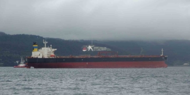 akdenizde-iha-ile-vurulan-bozcaadada-firtina-nedeniyle-karaya-oturan-tanker-bakim-icin-yalovaya-goturuluyor-1wI9xtLc.jpg