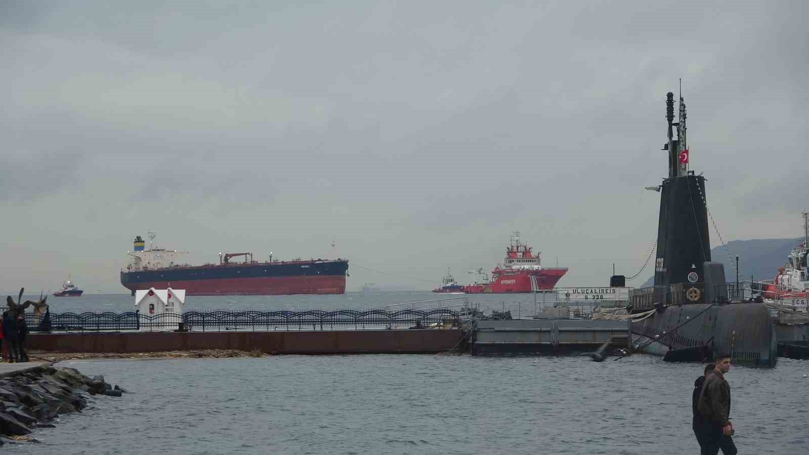 Akdeniz’de İHA ile vurulan, Bozcaada’da fırtına nedeniyle karaya oturan tanker bakım için Yalova’ya götürülüyor 7 akdenizde iha ile vurulan bozcaadada firtina nedeniyle karaya oturan tanker bakim icin yalovaya goturuluyor 5Ipeeb8t