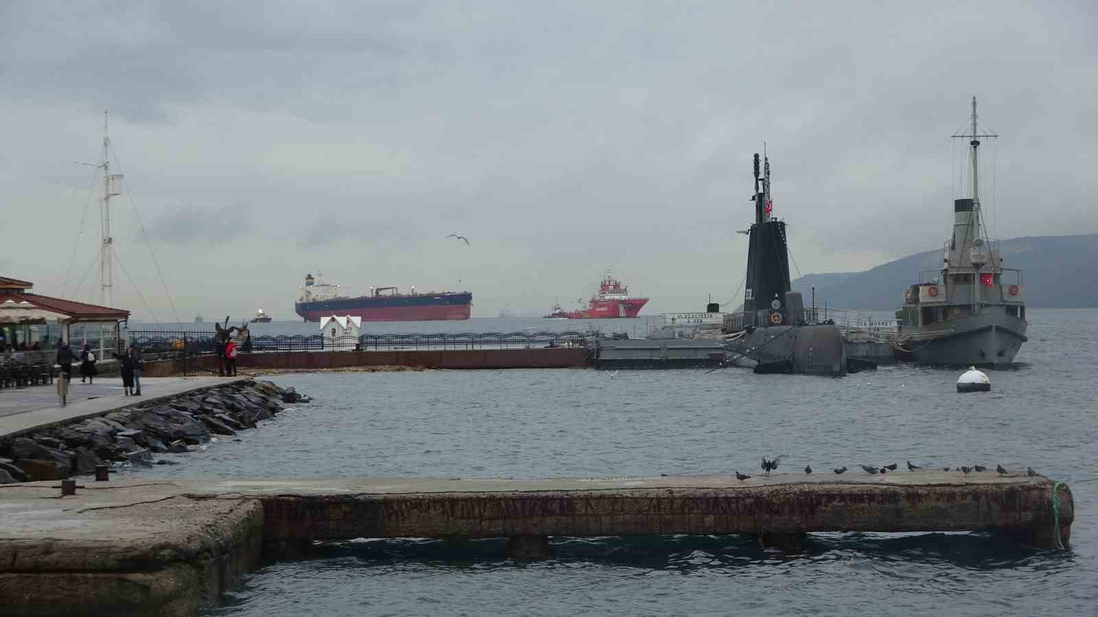 Akdeniz’de İHA ile vurulan, Bozcaada’da fırtına nedeniyle karaya oturan tanker bakım için Yalova’ya götürülüyor 6 akdenizde iha ile vurulan bozcaadada firtina nedeniyle karaya oturan tanker bakim icin yalovaya goturuluyor