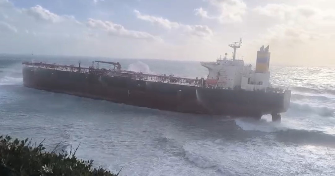 Akdeniz’de İHA ile vurulan, Bozcaada’da fırtına nedeniyle karaya oturan tanker bakım için Yalova’ya götürülüyor 12 akdenizde iha ile vurulan bozcaadada firtina nedeniyle karaya oturan tanker bakim icin yalovaya goturuluyor YmsBKl5D