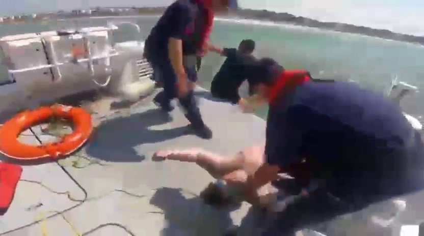 Akdeniz’de ölümle burun buruna gelen genci sahil güvenlik kurtardı 5 akdenizde olumle burun buruna gelen genci sahil guvenlik kurtardi 1