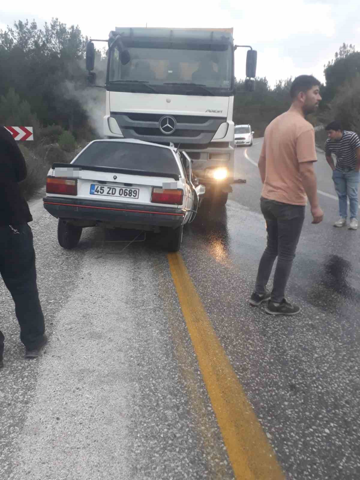 Akhisar’da kamyon ile otomobil kafa kafaya çarpıştı: 1 ölü, 1 yaralı 4 akhisarda kamyon ile otomobil kafa kafaya carpisti 1 olu 1 yarali 0 H3ganWDN