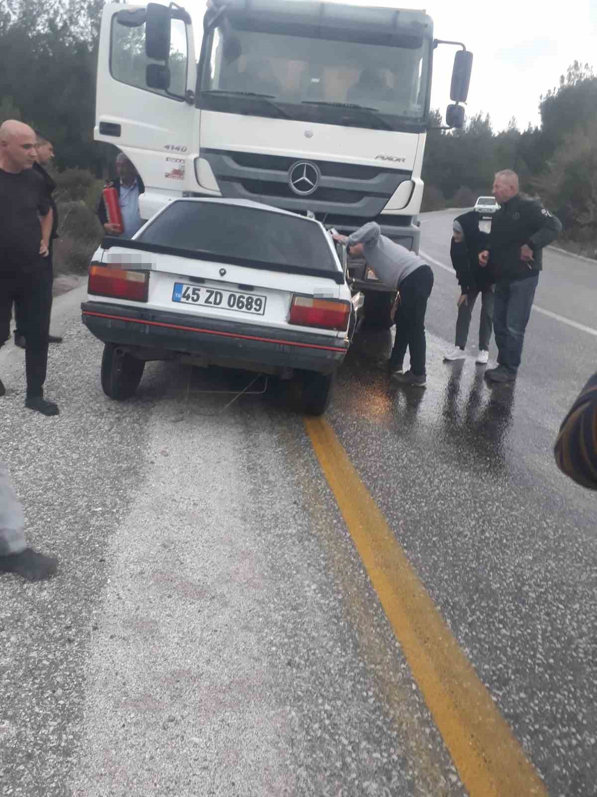 Akhisar’da kamyon ile otomobil kafa kafaya çarpıştı: 1 ölü, 1 yaralı 6 akhisarda kamyon ile otomobil kafa kafaya carpisti 1 olu 1 yarali 2 tFFePU8X