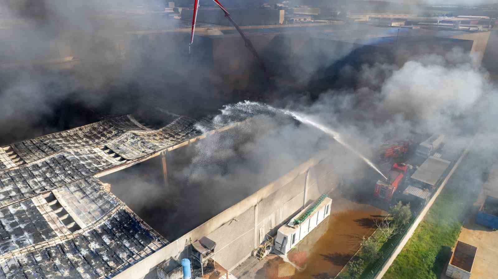 akhisardaki fabrika yangini kontrol altina alindi 0 wZcP6Yae