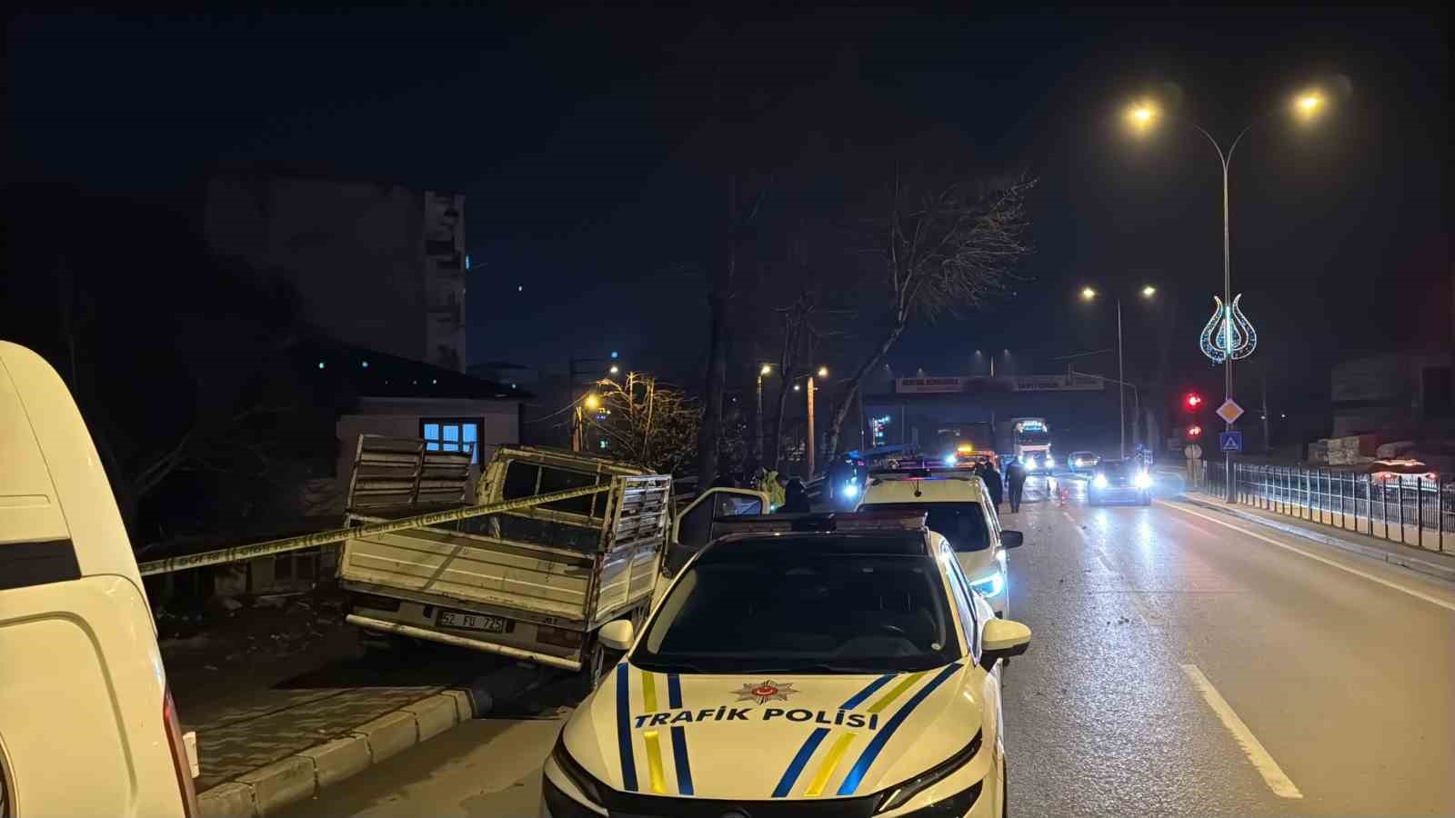akil almaz kaza kamyonetler carpisti savrulan stepne yayayi agir yaraladi 5 MnddJjch
