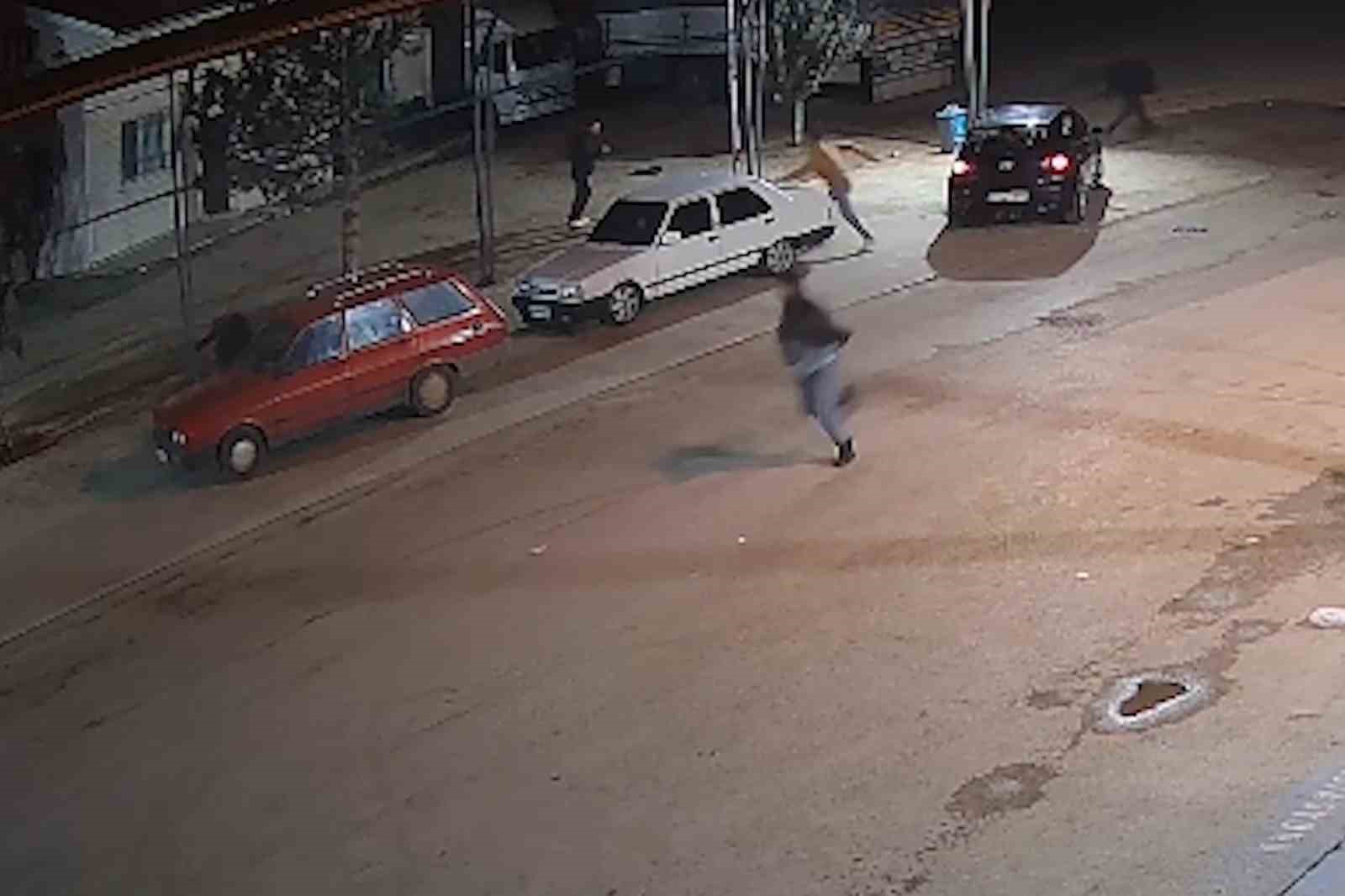 Akrabalar arasında silahlı kavga kamerada: Yeğenini vurdu, ardından kazara kendisini yaraladı 7 akrabalar arasinda silahli kavga kamerada yegenini vurdu ardindan kazara kendisini yaraladi 3 L6iXIOYR