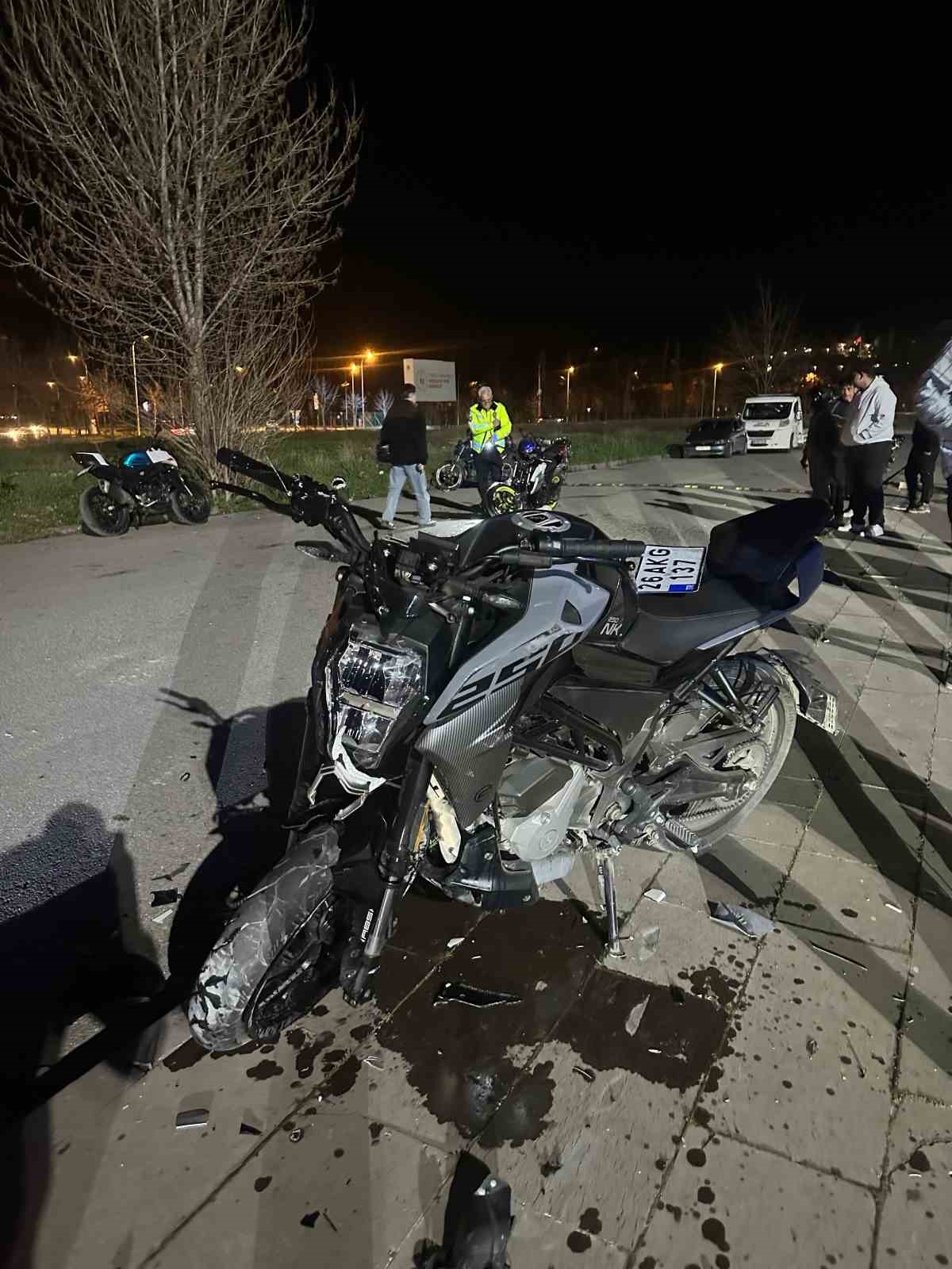 akrobatik hareketler yapan iki motosiklet carpisti 2 yarali 1 7fPWD6DI