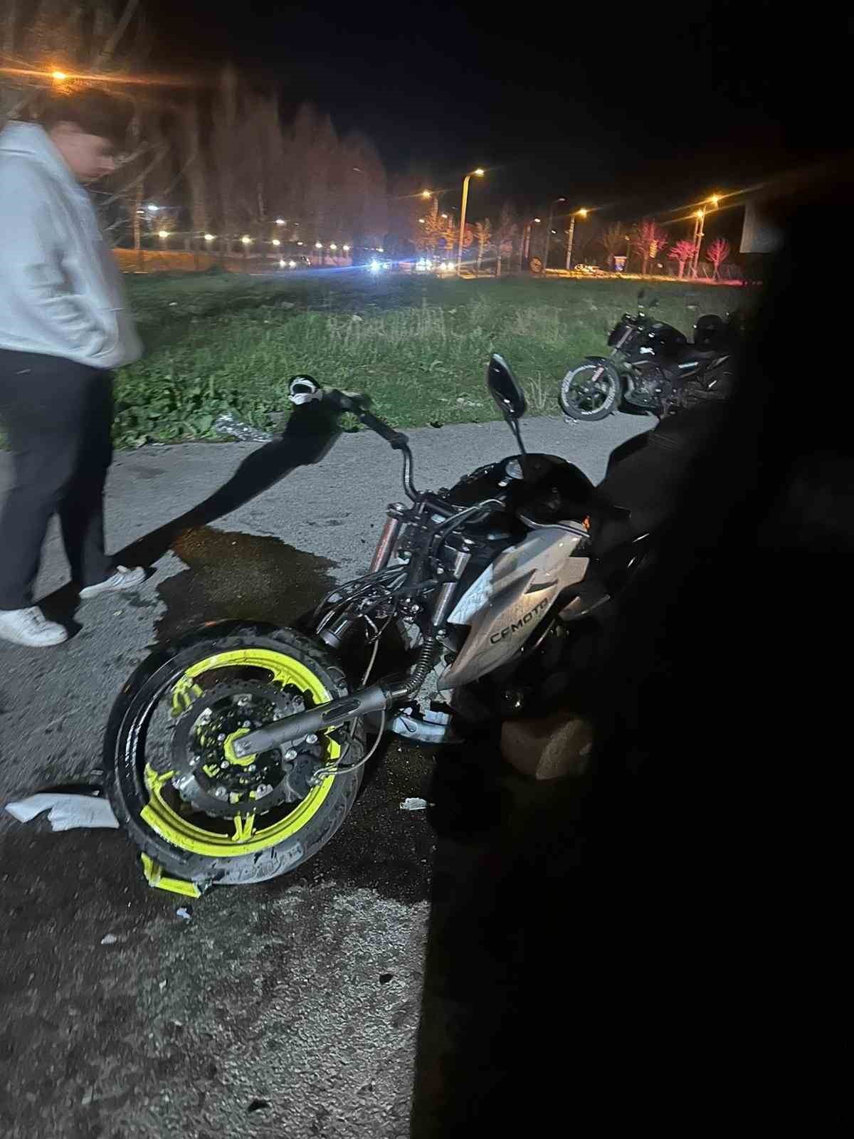akrobatik hareketler yapan iki motosiklet carpisti 2 yarali 2 q69BPMwn