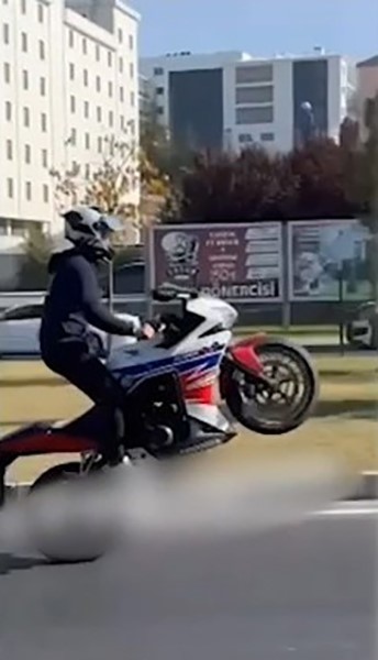 akrobatik hareketler yapan motosiklet surucusune ceza yagdi 1 JKdiJy6e