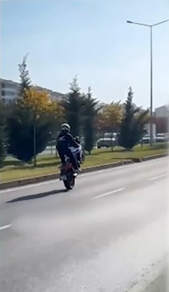 akrobatik hareketler yapan motosiklet surucusune ceza yagdi 2 Qku7iC1n