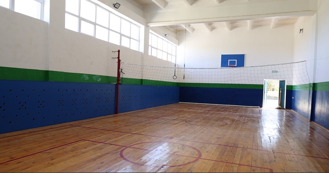 aksa enerji ozbekistanda 50 yillik bir okulun spor salonunu yeniledi 2