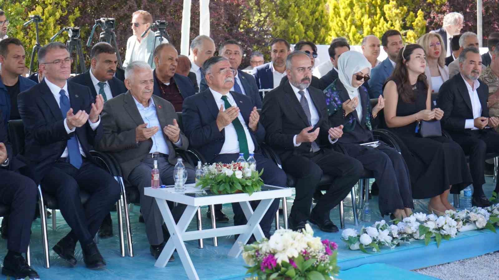 Aksakallar Konseyi Başkanı Binali Yıldırım: "Denizler olmasaydı dünyanın yarısı açlıktan, diğer yarısı da soğuktan etkilenirdi" 13 aksakallar konseyi baskani binali yildirim denizler olmasaydi dunyanin yarisi acliktan diger yarisi da soguktan pmjdMcE5