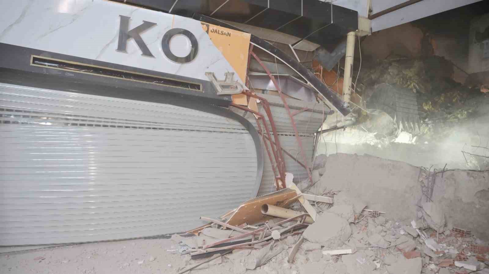 Aksaray Belediyesi’nin kontrolsüz yıkımı az kalsın dükkanları yıkıyordu 5 aksaray belediyesinin kontrolsuz yikimi az kalsin dukkanlari yikiyordu 1 QHuKugSN
