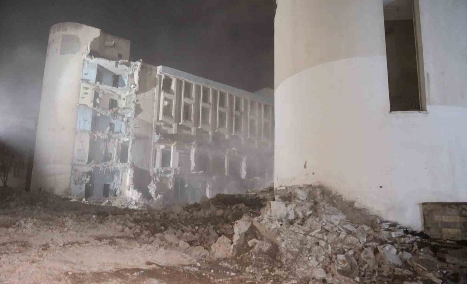 Aksaray Belediyesi’nin kontrolsüz yıkımı az kalsın dükkanları yıkıyordu 9 aksaray belediyesinin kontrolsuz yikimi az kalsin dukkanlari yikiyordu 5 AM4ph6Pi