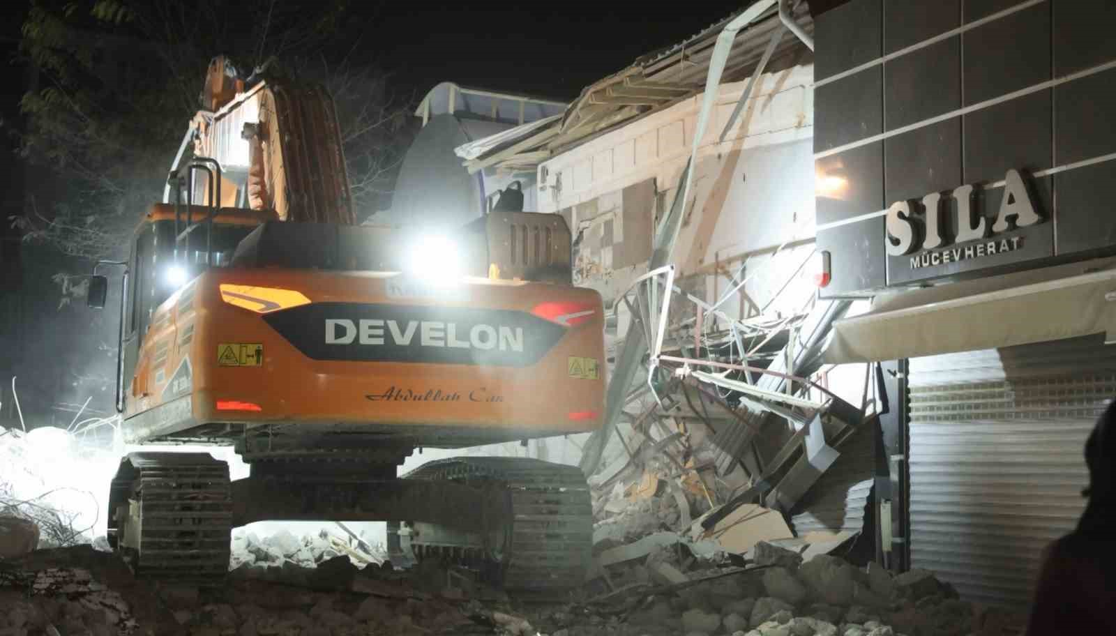 Aksaray Belediyesi’nin kontrolsüz yıkımı az kalsın dükkanları yıkıyordu 10 aksaray belediyesinin kontrolsuz yikimi az kalsin dukkanlari yikiyordu 6 FEjlYbuj