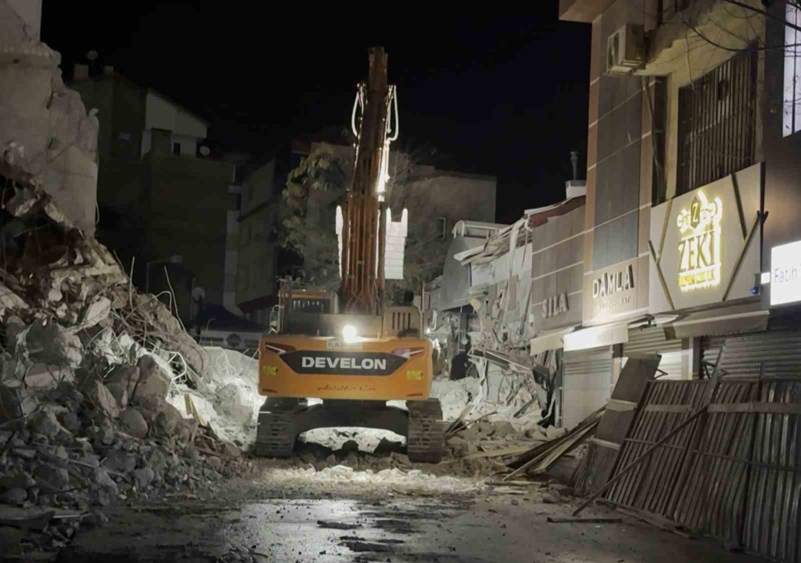 Aksaray Belediyesi’nin kontrolsüz yıkımı az kalsın dükkanları yıkıyordu 11 aksaray belediyesinin kontrolsuz yikimi az kalsin dukkanlari yikiyordu 7 HGGF7Fy4