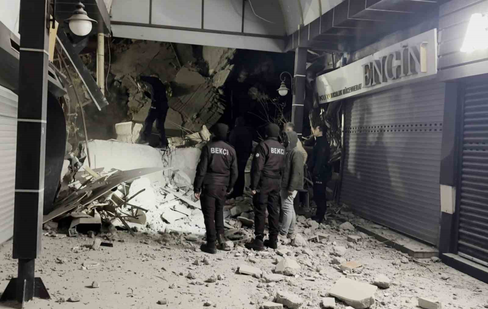 Aksaray Belediyesi’nin kontrolsüz yıkımı az kalsın dükkanları yıkıyordu 12 aksaray belediyesinin kontrolsuz yikimi az kalsin dukkanlari yikiyordu 8 Yd9krm9G