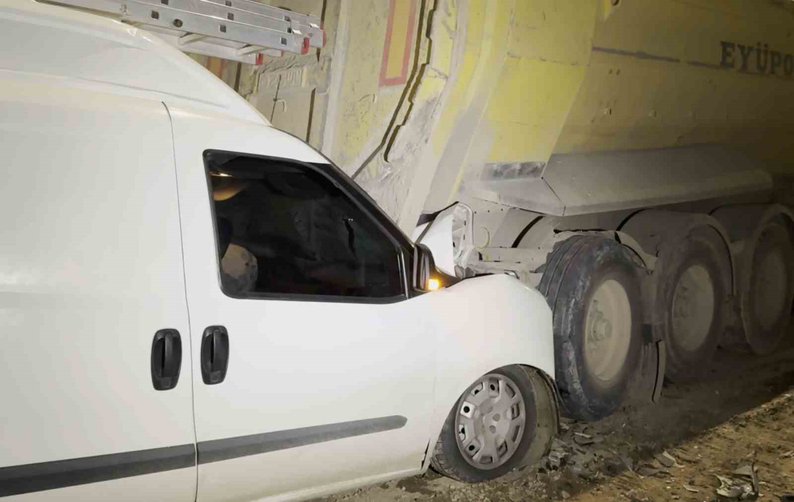 aksaray belediyesinin trafige kapattigi yol kaza meydanina dondu 11