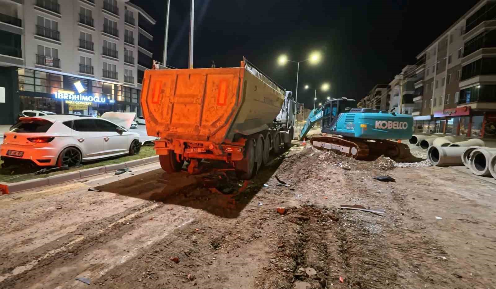 aksaray belediyesinin trafige kapattigi yol kaza meydanina dondu 8 TwvRA46m