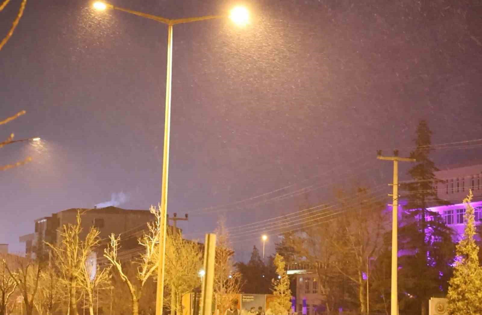 aksaray merkez ve ilcelerde kar yagisi etkili oluyor 3 vGReKKNd