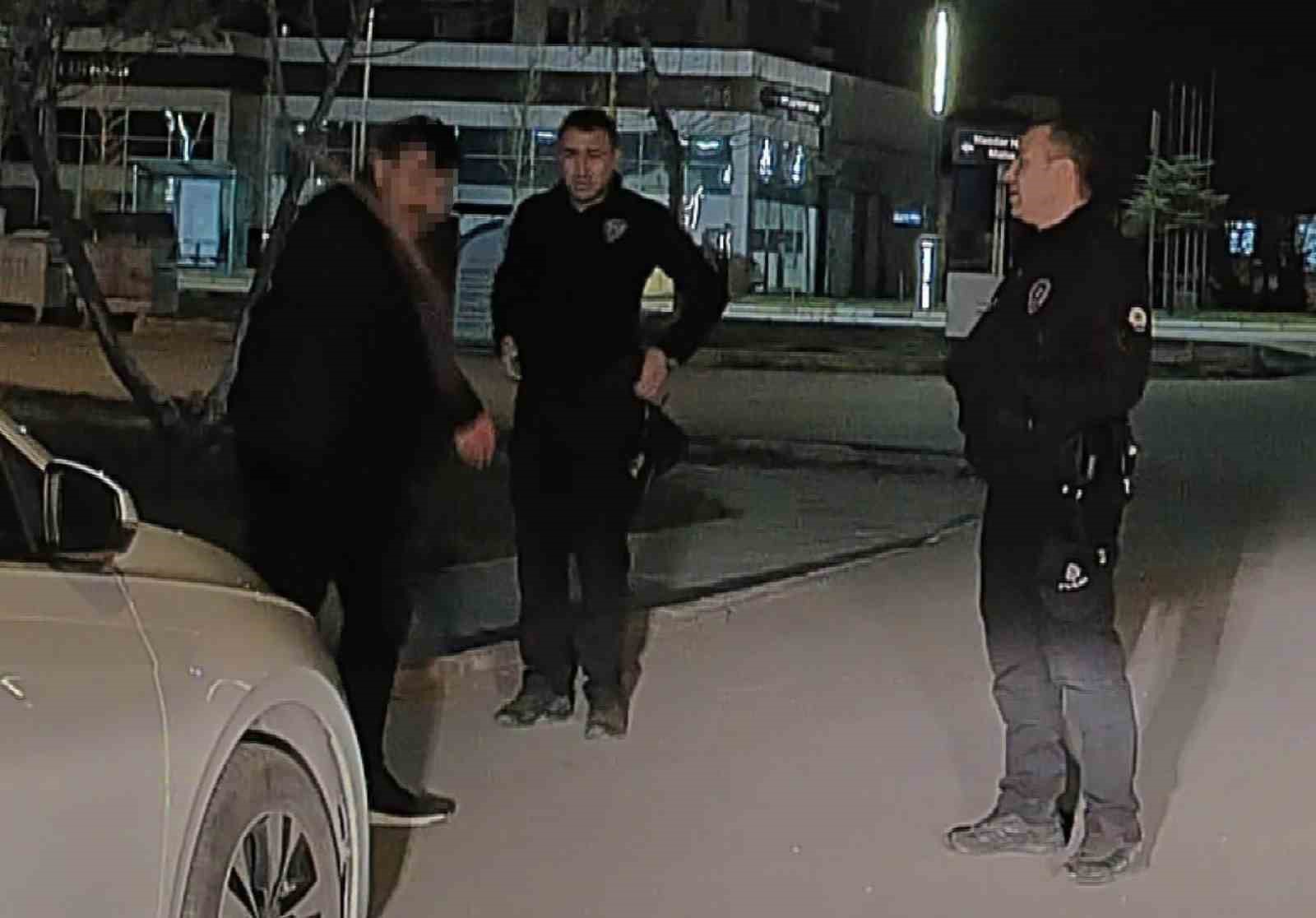 aksaray polisinin elinde keser olan adamla imtihani kamerada 0 krYENUVy