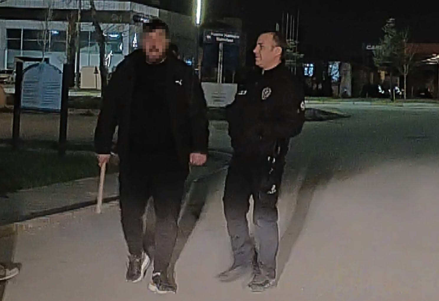 aksaray polisinin elinde keser olan adamla imtihani kamerada 1