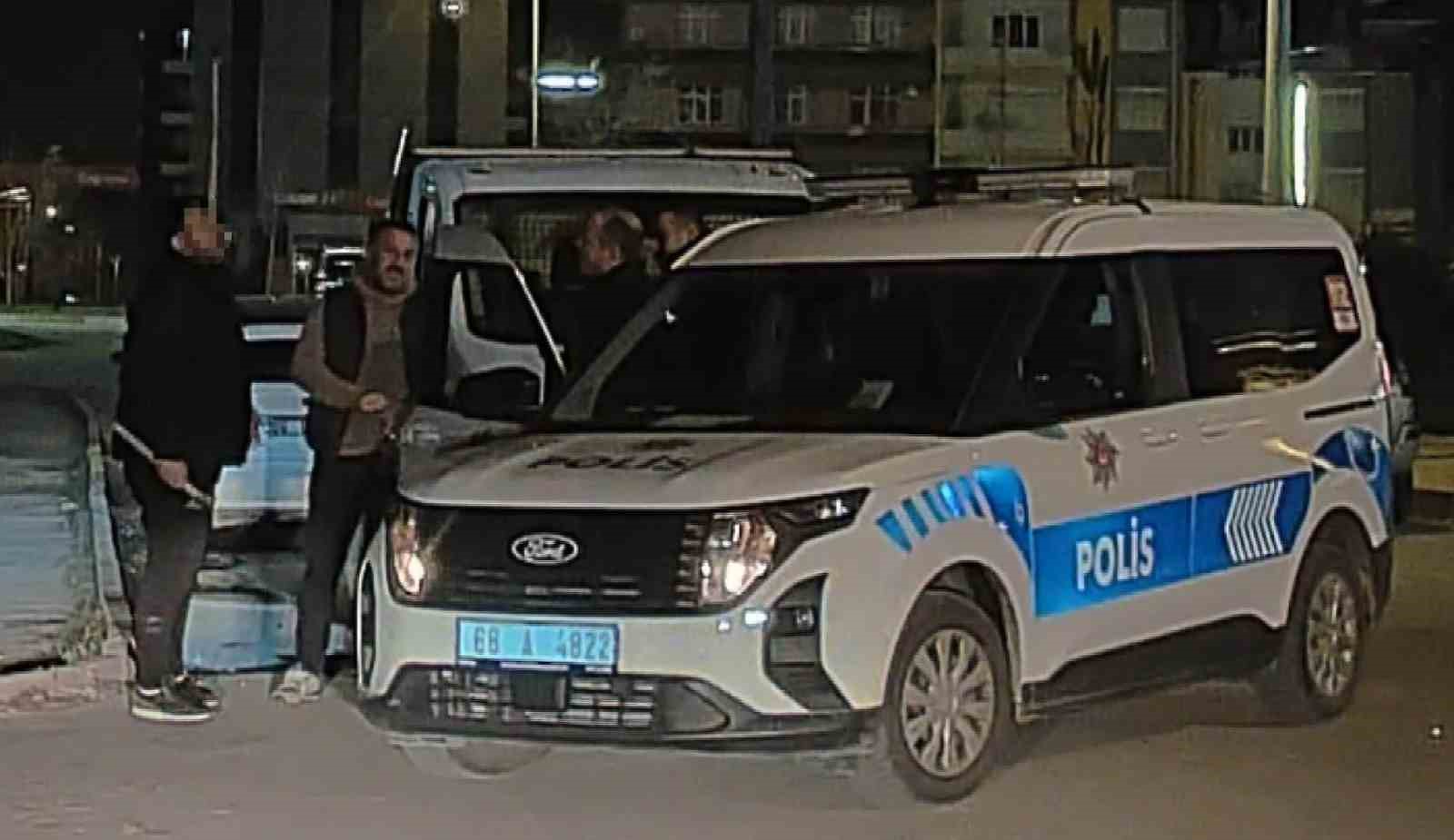 aksaray polisinin elinde keser olan adamla imtihani kamerada 2