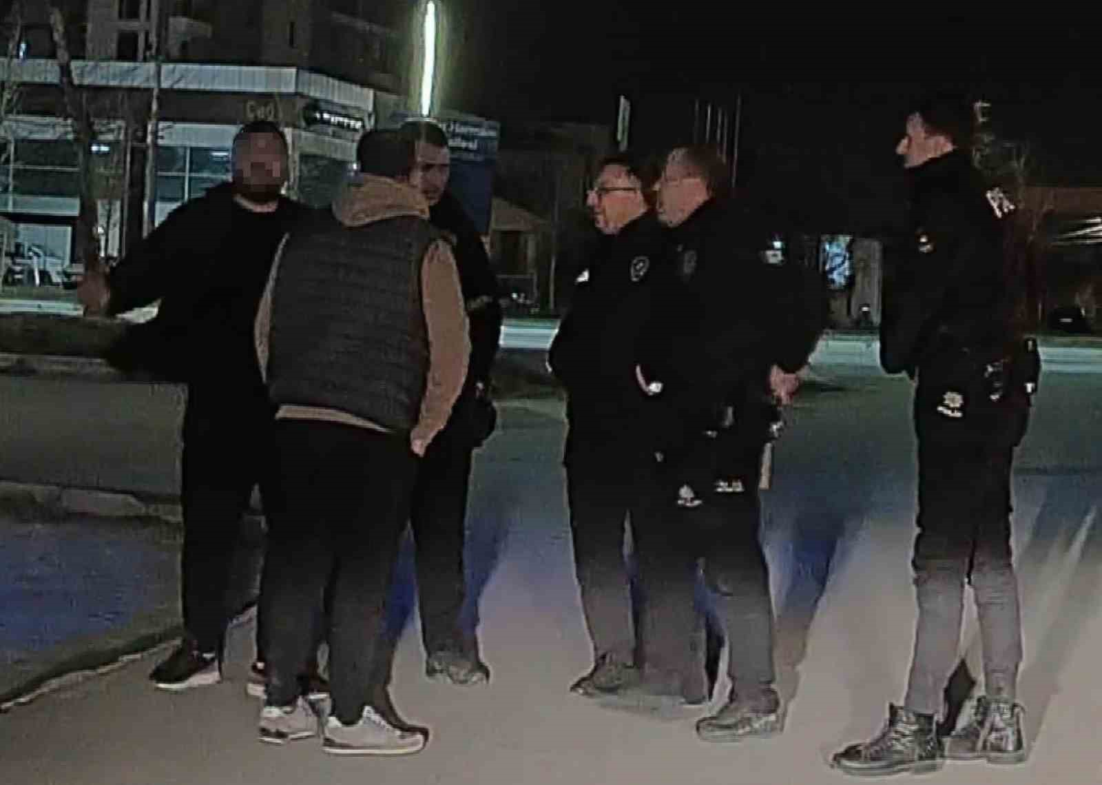 aksaray polisinin elinde keser olan adamla imtihani kamerada 3