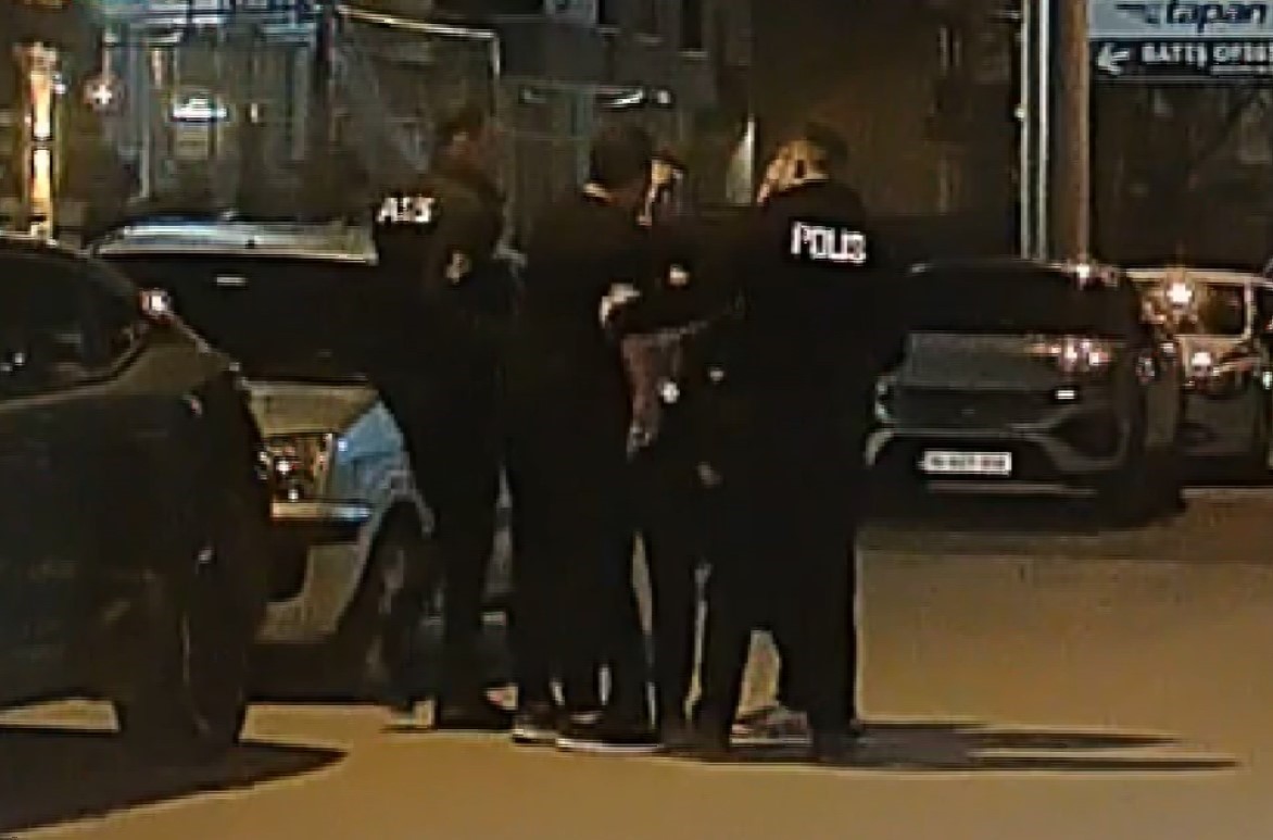 aksaray polisinin elinde keser olan adamla imtihani kamerada 4