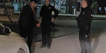 aksaray-polisinin-elinde-keser-olan-adamla-imtihani-kamerada-BkPpCcJj.jpg