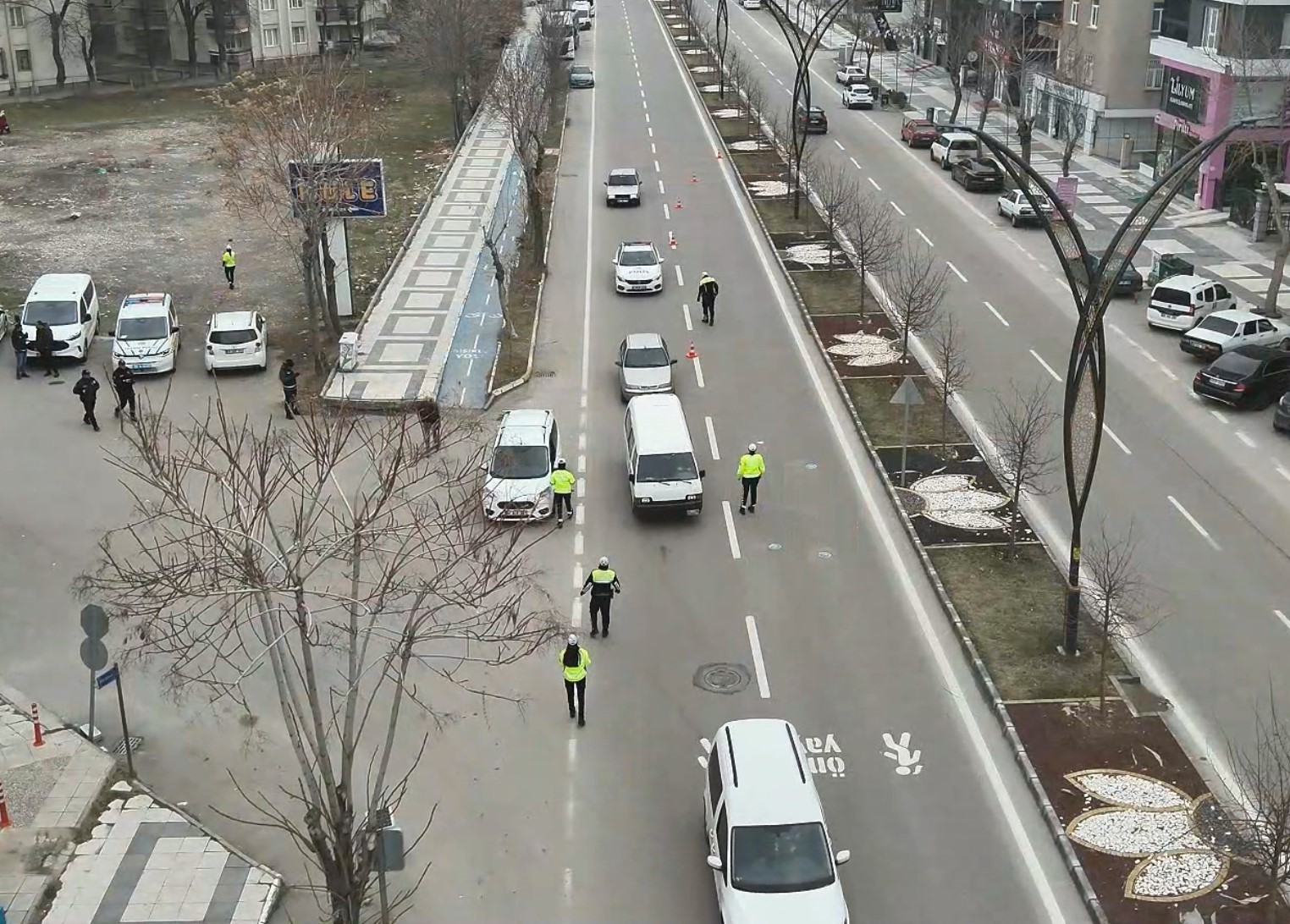 Aksaray’da 164 polisle "Huzurlu sokaklar" uygulaması 5 aksarayda 164 polisle huzurlu sokaklar uygulamasi 1 OvtkKYcc