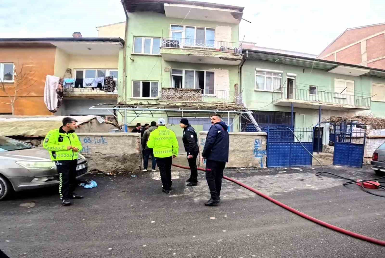 aksarayda 2 katli binada yangin 5 kisi dumandan etkilendi 0 P5hb4B3w